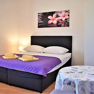 Gostinjska kuća In Family House Vera, Mundanije