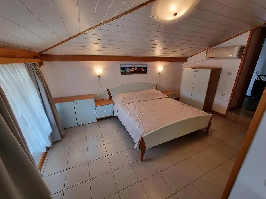 Villa Riva Omišalj فندق