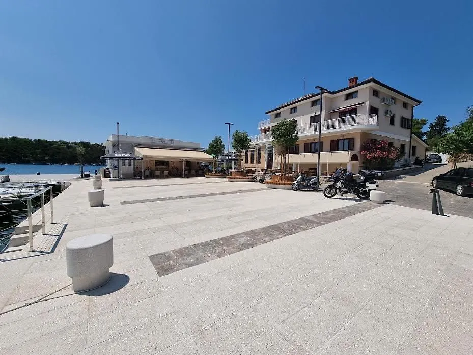 Villa Riva Omišalj فندق